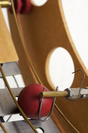 Der Schieber transportiert die Kugel wieder nach oben